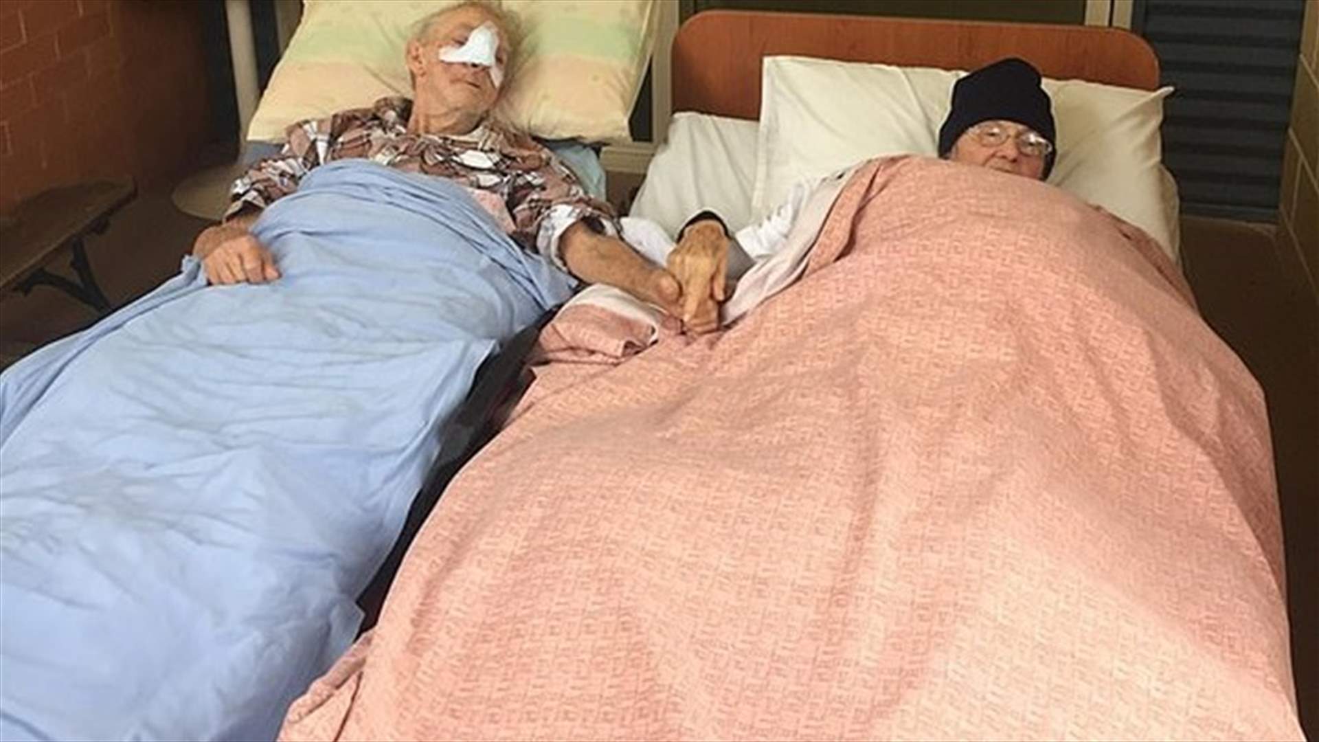 لفتة إنسانية مؤثرة من فريق مسعفين... لمّ شمل رجل مسنّ وزوجته للمرة الأخيرة قبل وفاة الزوج (صور)