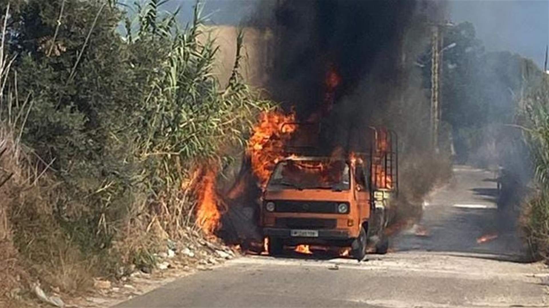 احتراق باص كان محمّلا بغالونات بنزين في منطقة النبي يوشع (صور)