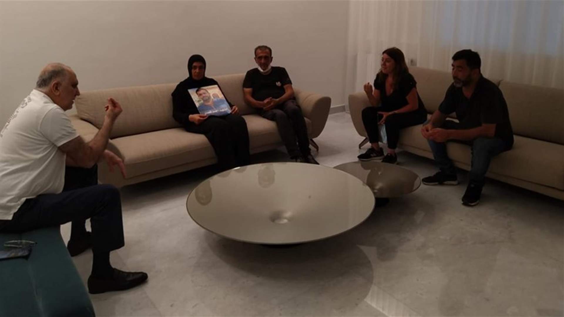 وفد من أهالي ضحايا انفجار المرفأ يلتقي فهمي في منزله