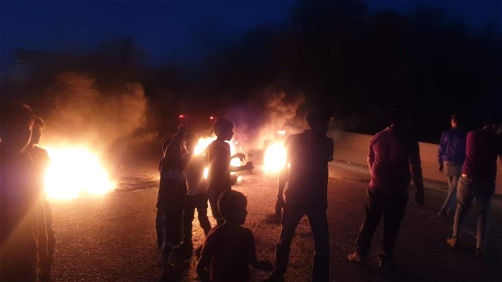قطع طريق عام المرج جب جنين في البقاع الغربي بالاطارات المشتعلة