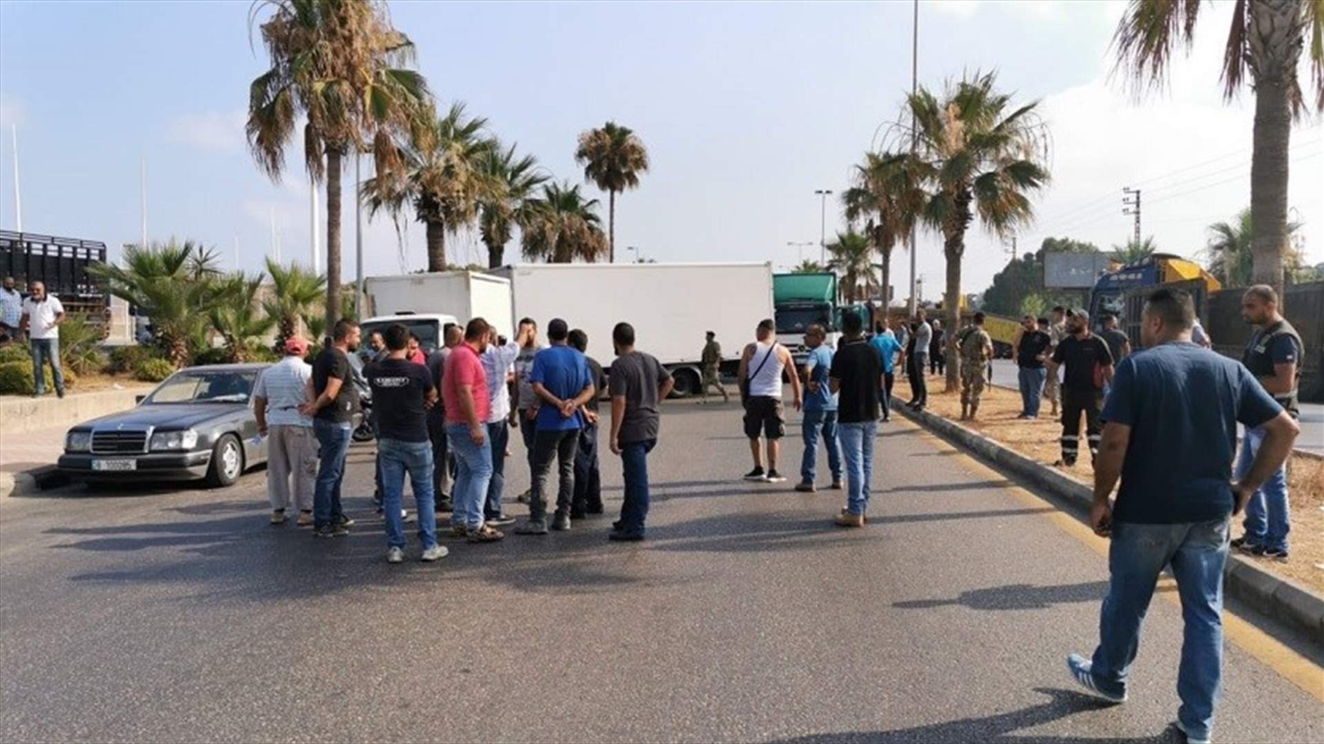 سائقو الشاحنات في صيدا قطعوا الطريق عند الاولي