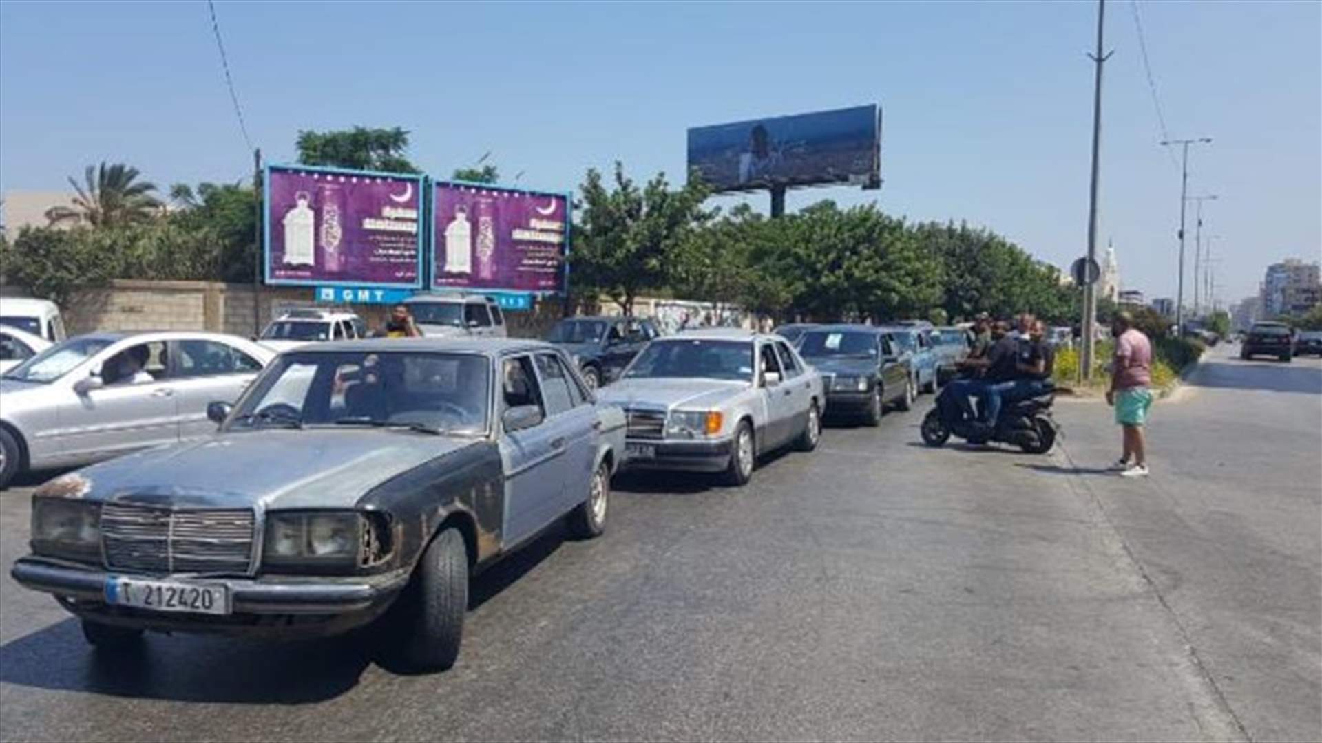 قطع الطريق عند المدخل الجنوبي لطرابلس..بسبب عدم تسليم المازوت (صور)