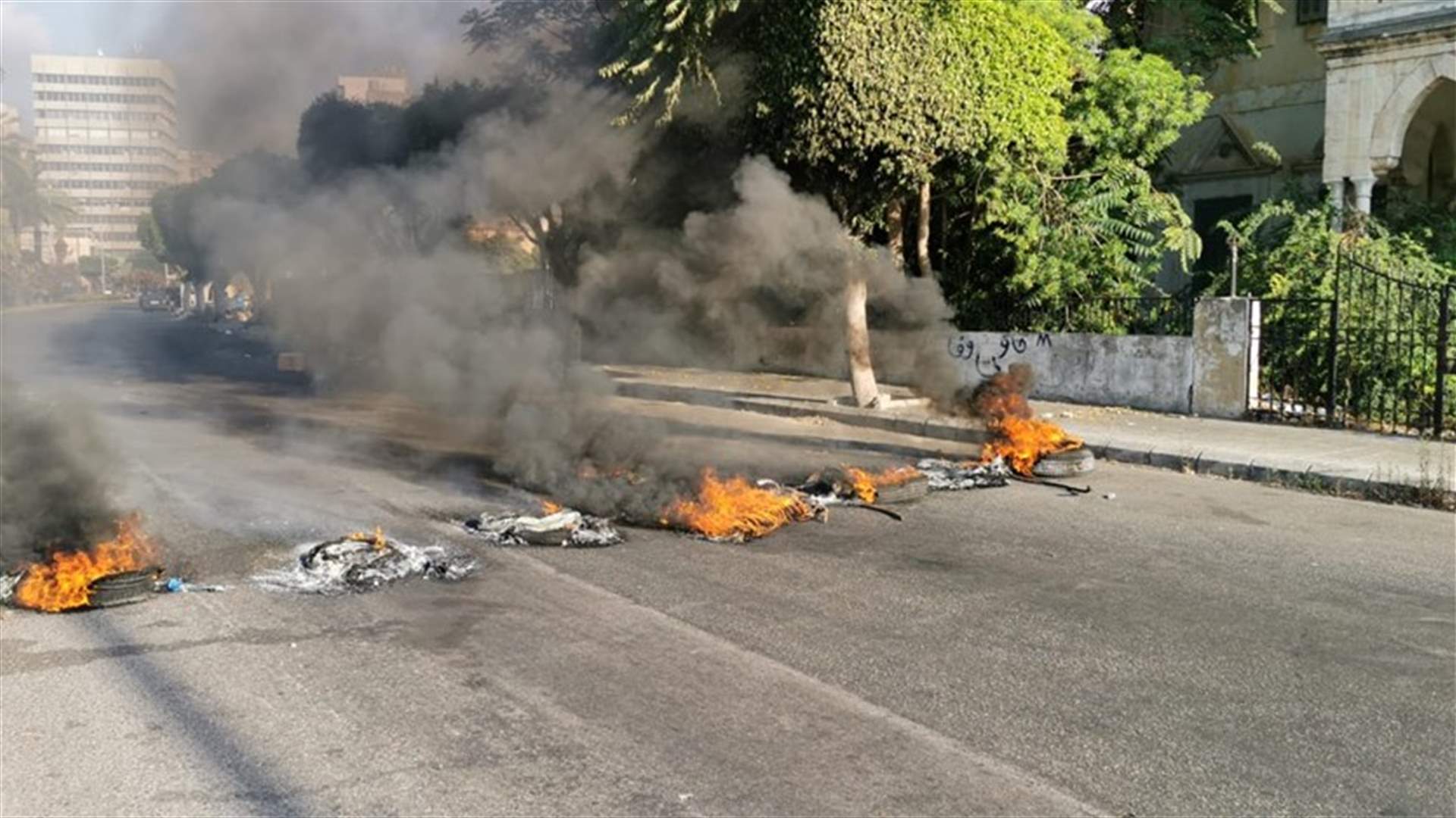 محتجون قطعوا الطريق عند ساحة الشهداء في صيدا