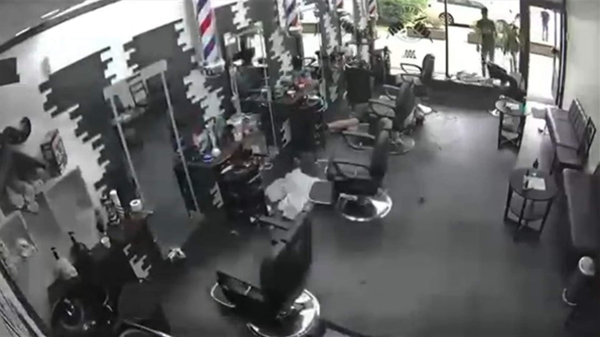 ما صحة الفيديو المتداول حول مقتل أحد الأشخاص داخل صالون للحلاقة في طرابلس؟