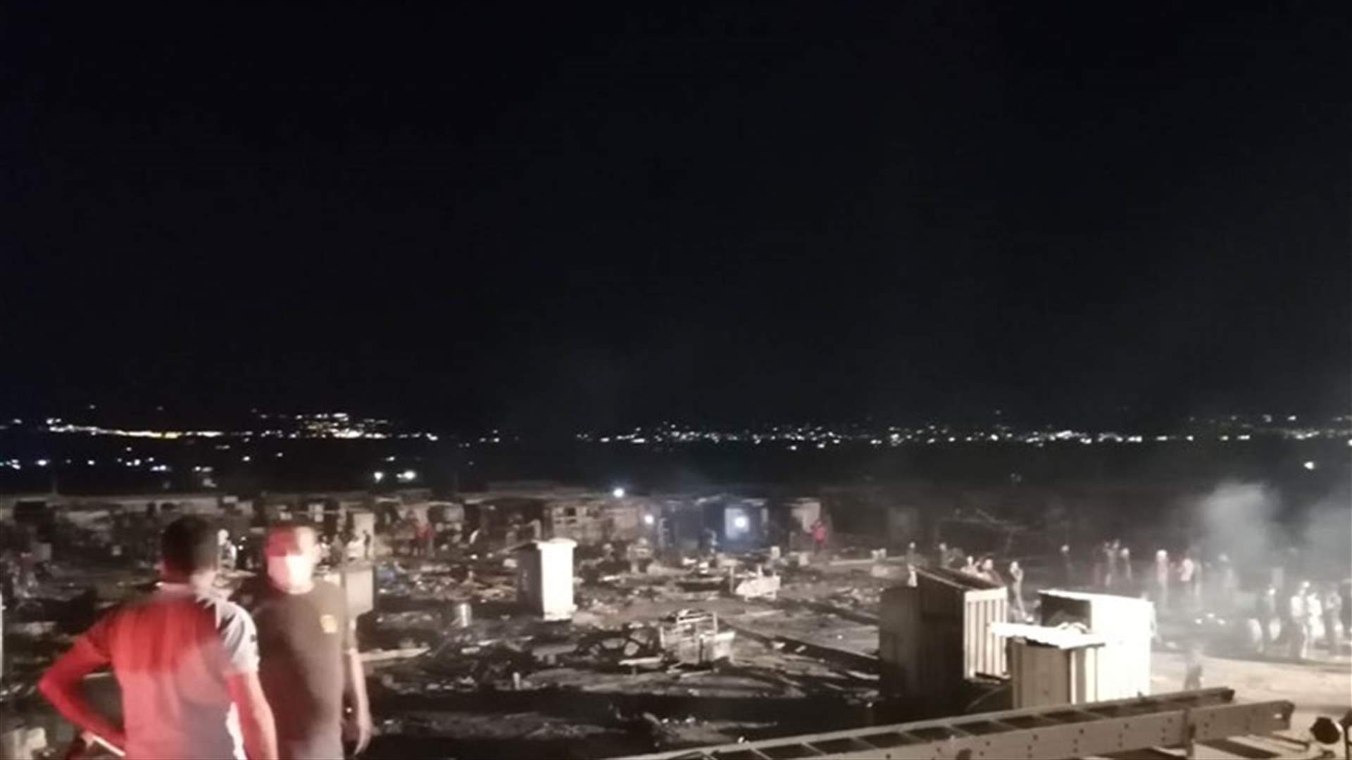 إخماد الحريق في مخيم النازحين السوريين بجوار بريتال