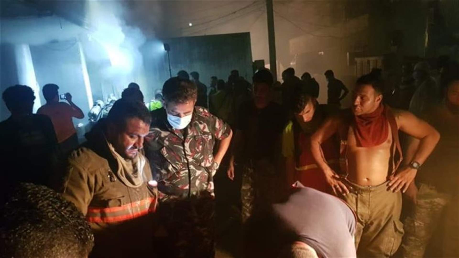 فوج إطفاء بيروت أخمد الحريق في مستودع في البربير