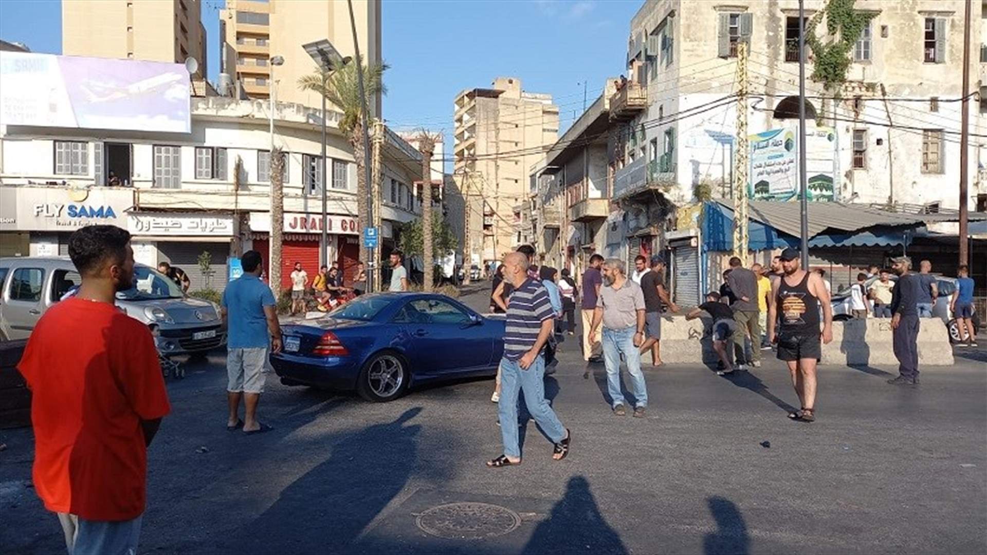 محتجتون يقطعون طريق البوابة الفوقا في صيدا احتجاجاً على الانقطاع التام للكهرباء واطفاء المولدات