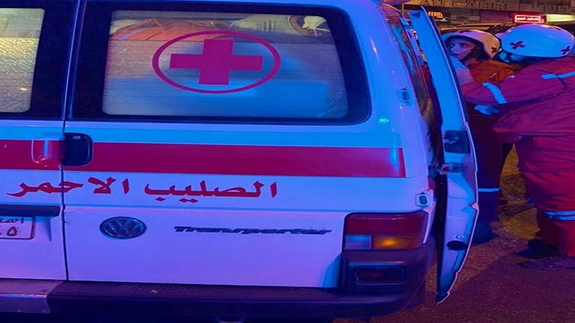 فرق الصليب الأحمر تعمل على نقل الجرحى من أمام منزل فهمي