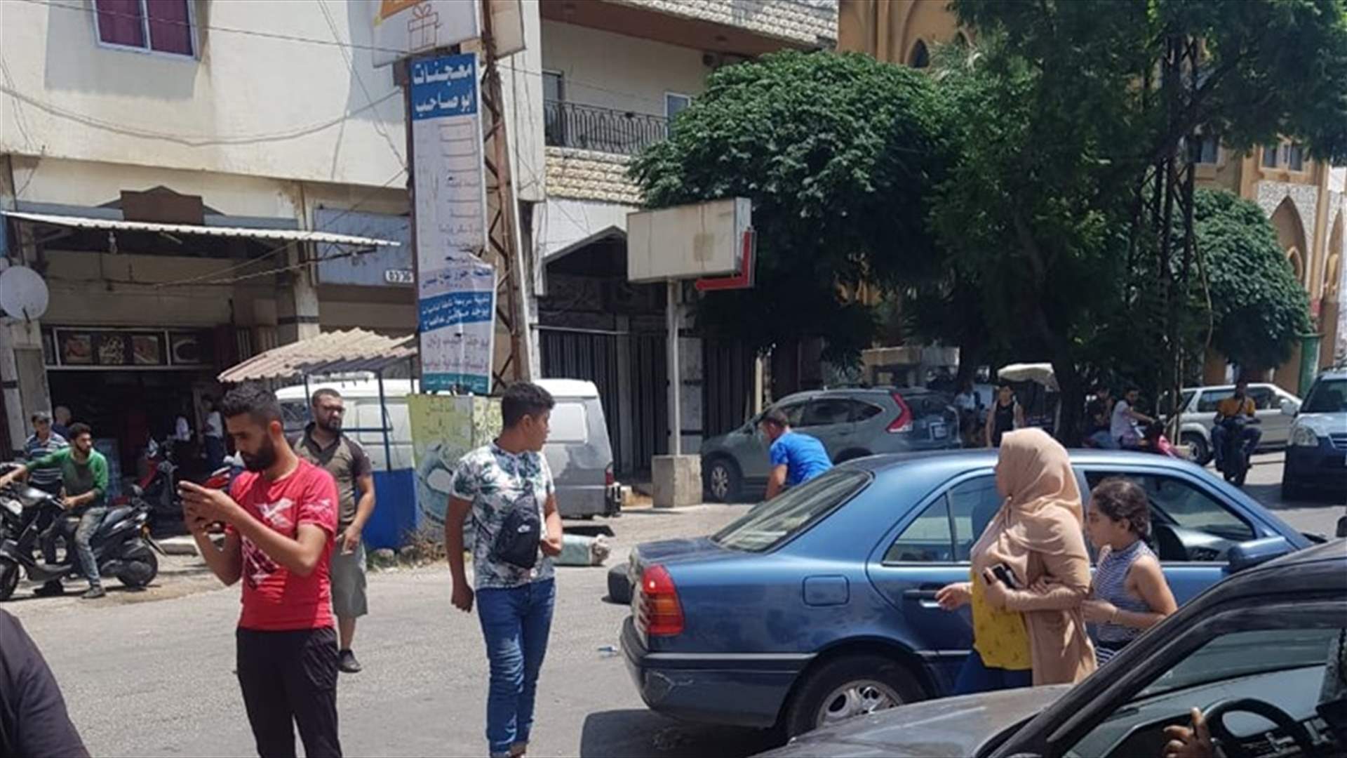 عدد من الاهالي و اصحاب المحلات التجارية يقطعون الطريق في منطقة القبة عند نقطة الريجي في طرابلس بالسيارات