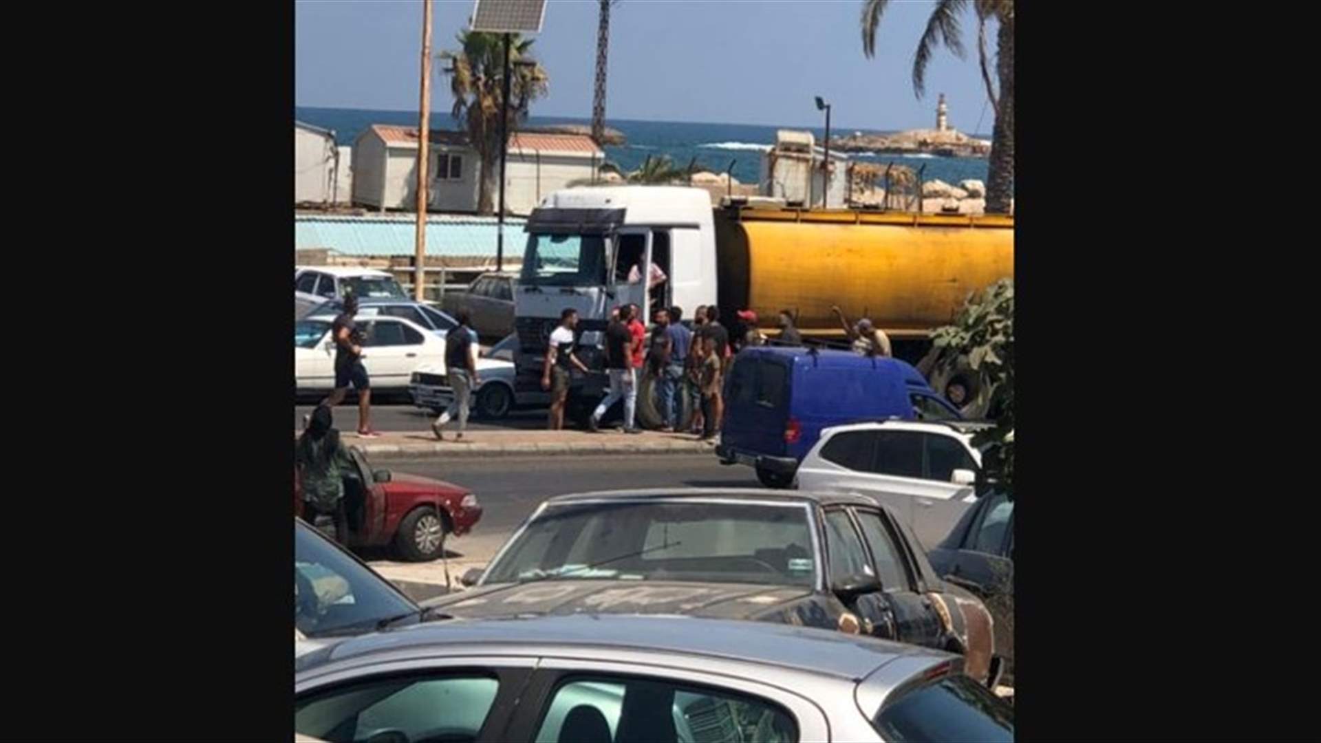 مواطنون في صيدا اعترضوا صهريجي محروقات احتجاجا على انقطاع الكهرباء