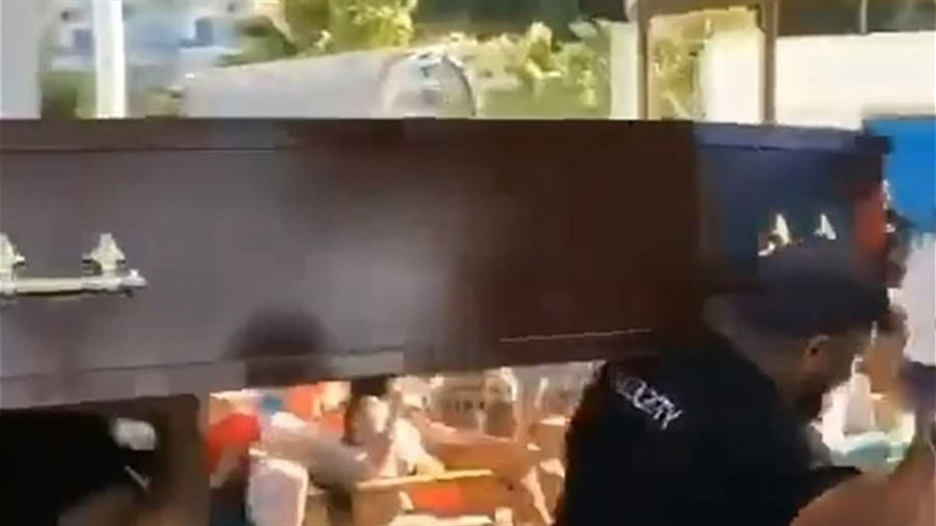 دخل إلى الحفل بتابوت... الفنان اللبناني كريم نور في مرمى نيران الانتقادات (فيديو)