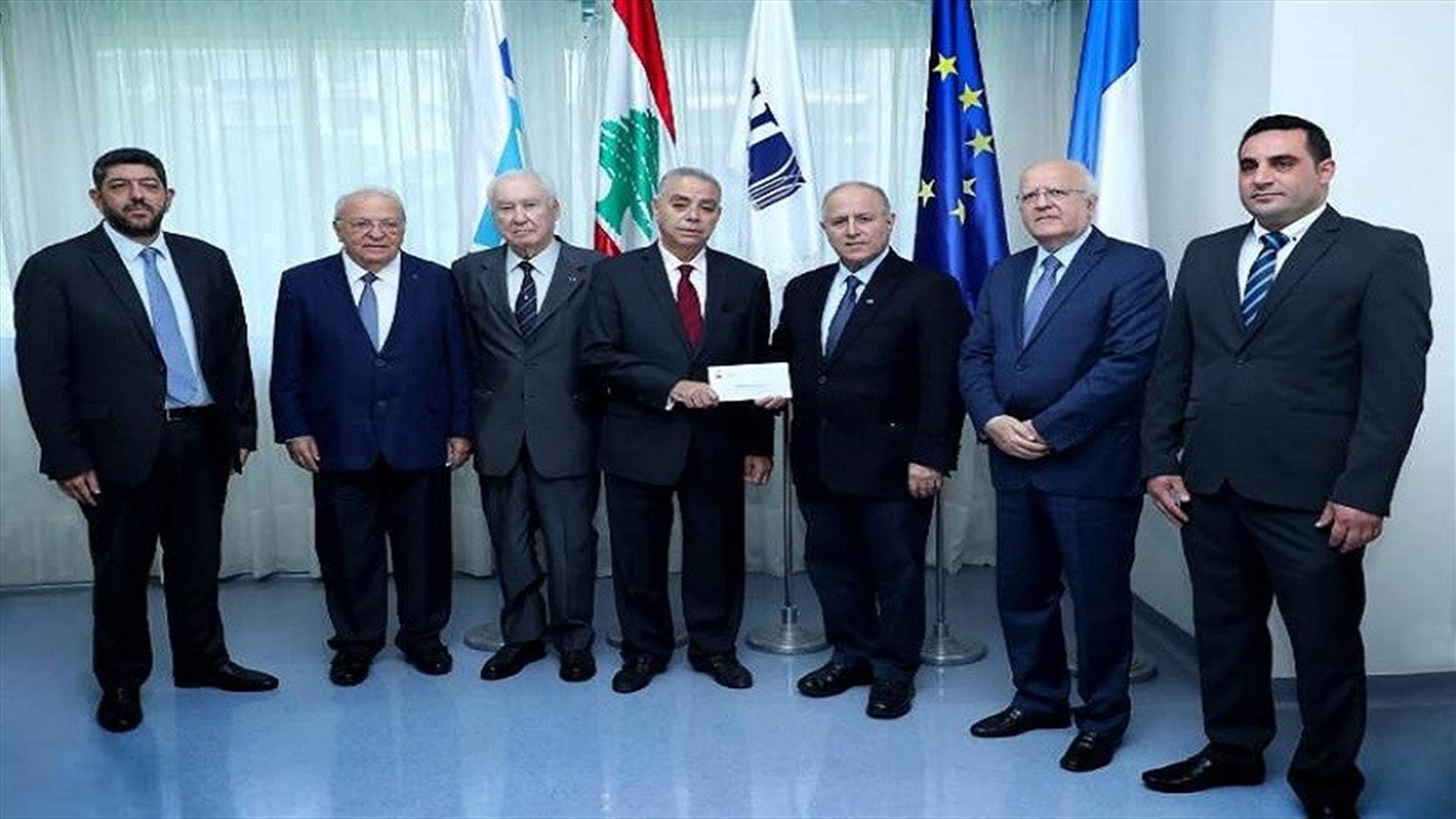 جمعية أعضاء جوقة الشرف تقدم هبة مالية للصندوق الاجتماعي التضامني في &quot;أوتيل ديو&quot;