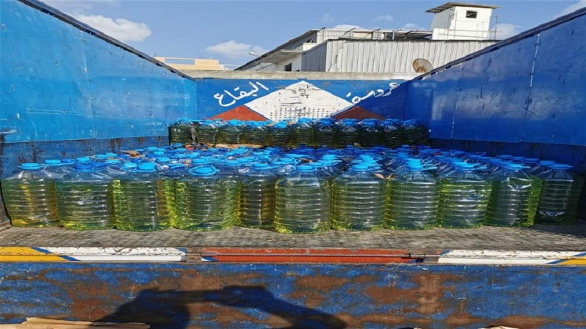"غالونات" بنزين كانت معدّة لبيعها في السوق السوداء... (صورة)