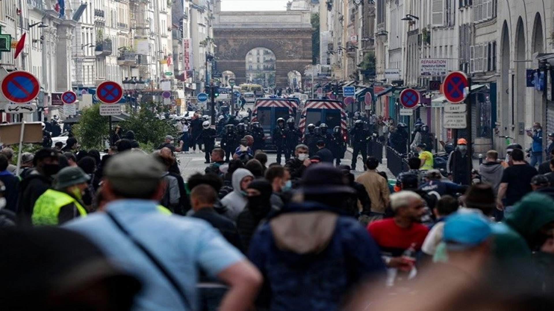 آلاف يتظاهرون في فرنسا رفضا لقيود وقائية جديدة أعلنها ماكرون