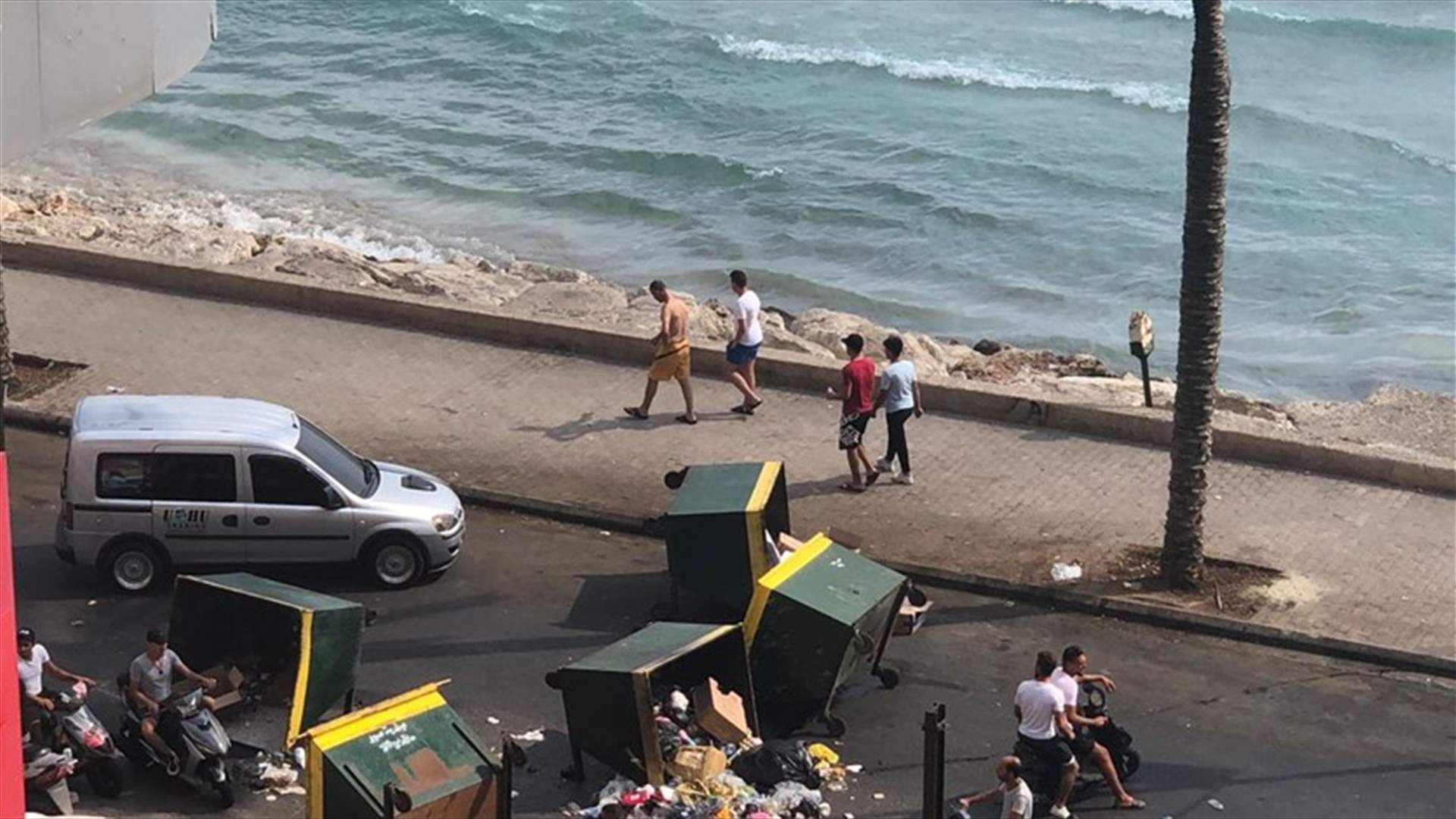 قطع طريق كورنيش صور بحاويات النفايات