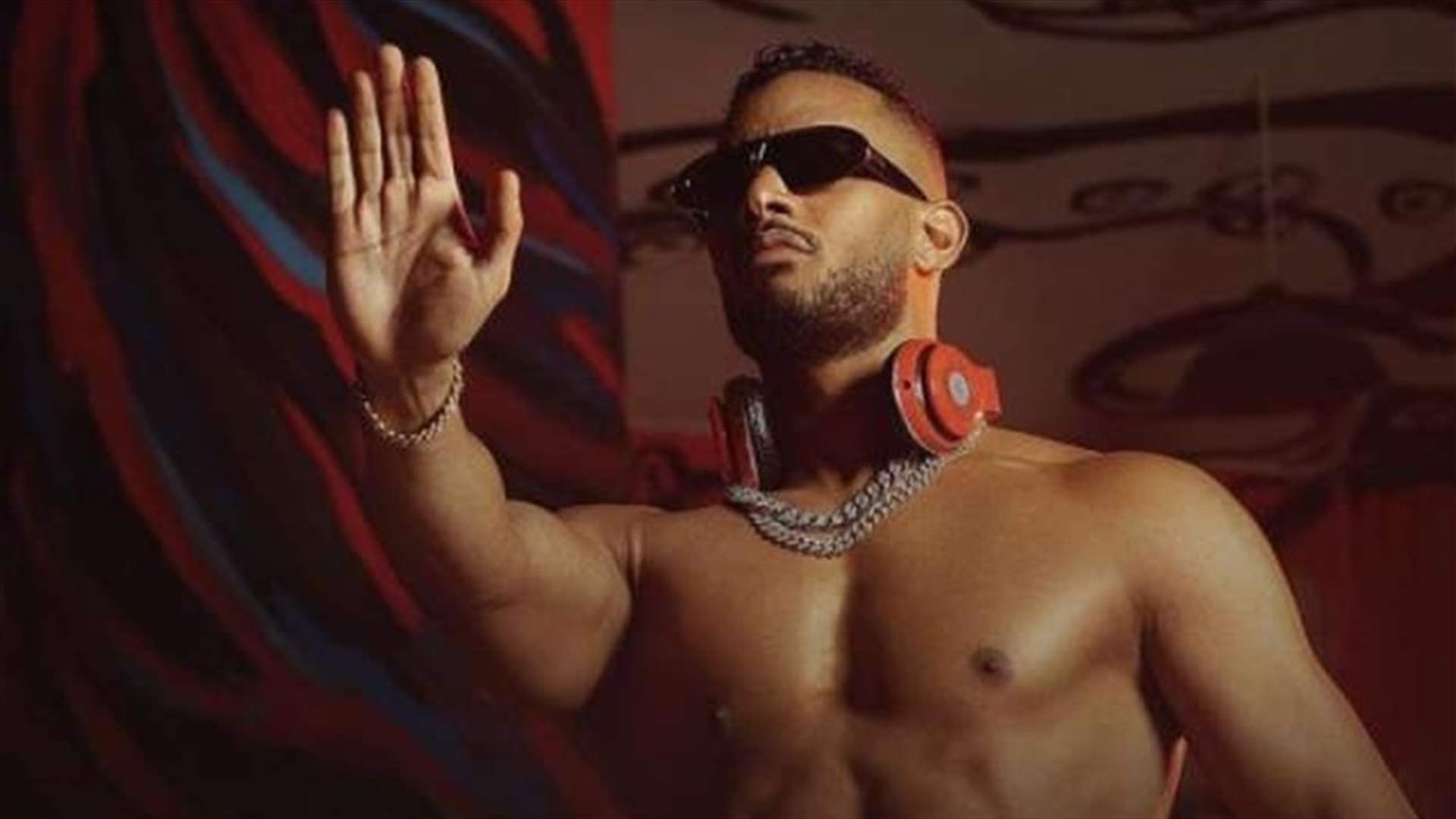 محمد رمضان يخلع حذاءه على المسرح خوفاً من الإنزلاق