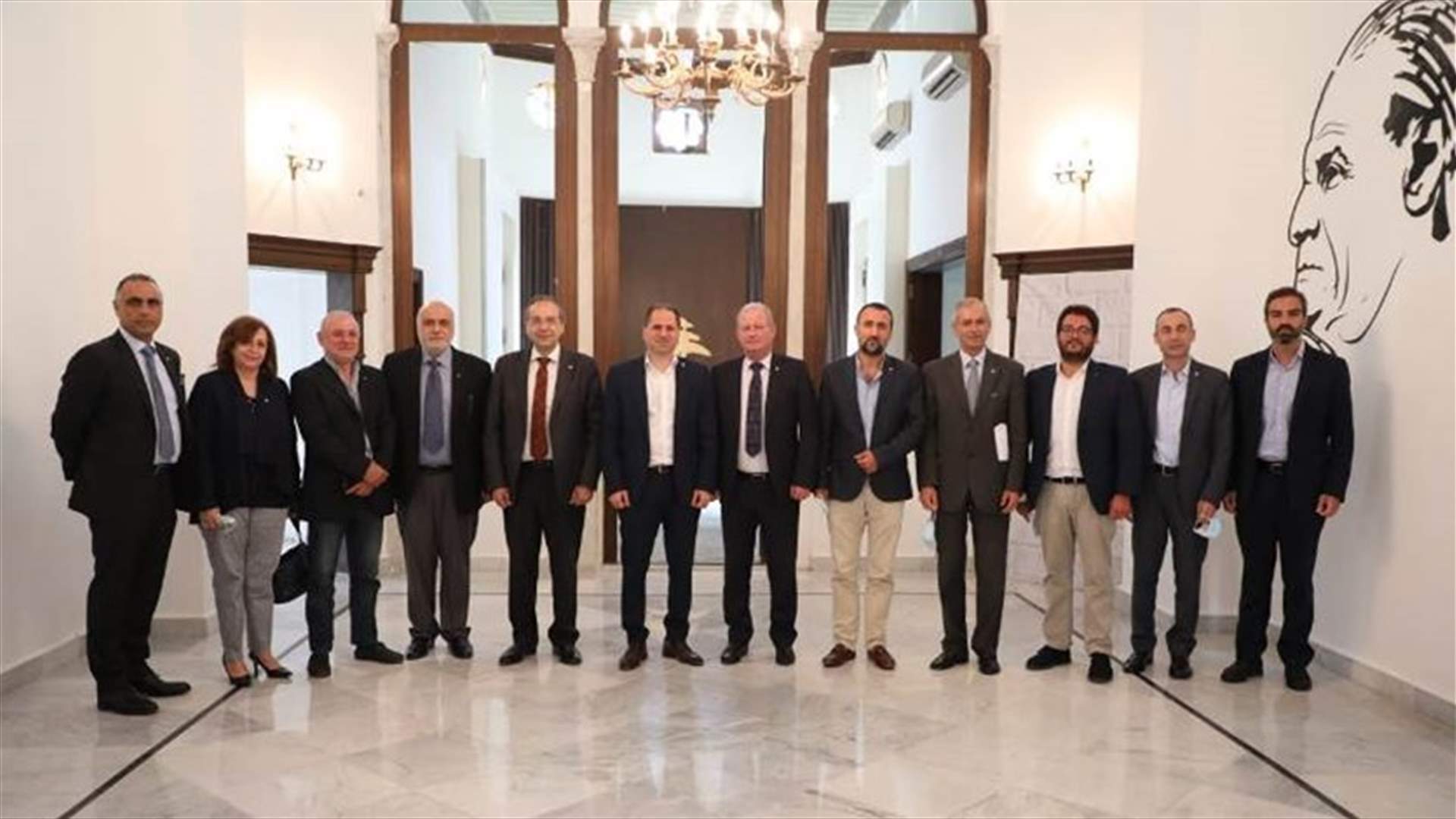 الجميل يلتقي شمعون ومطالبة بحكومة مستقلة لوقف الانهيار