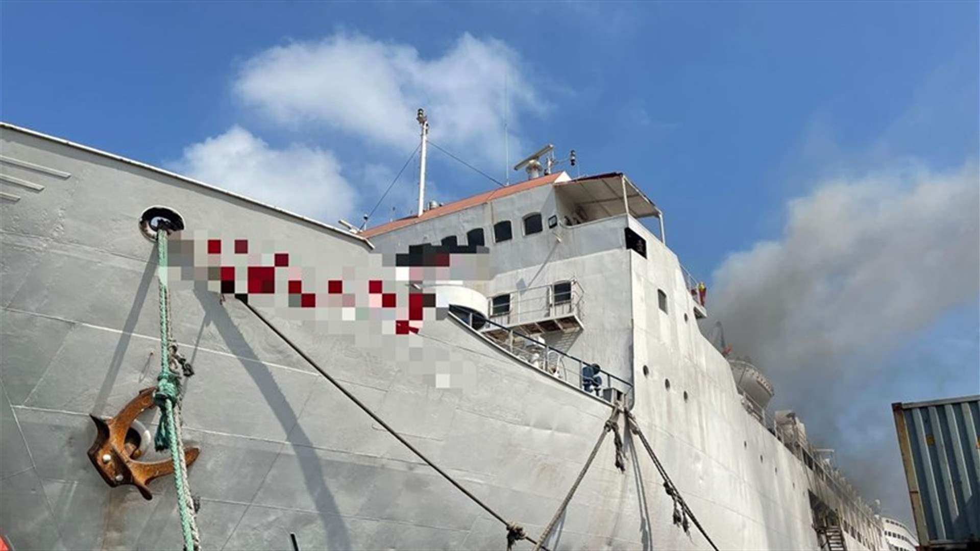 اخماد حريق اطارات واخلاء عمال سفينة راسية عند مرفأ بيروت (صور)