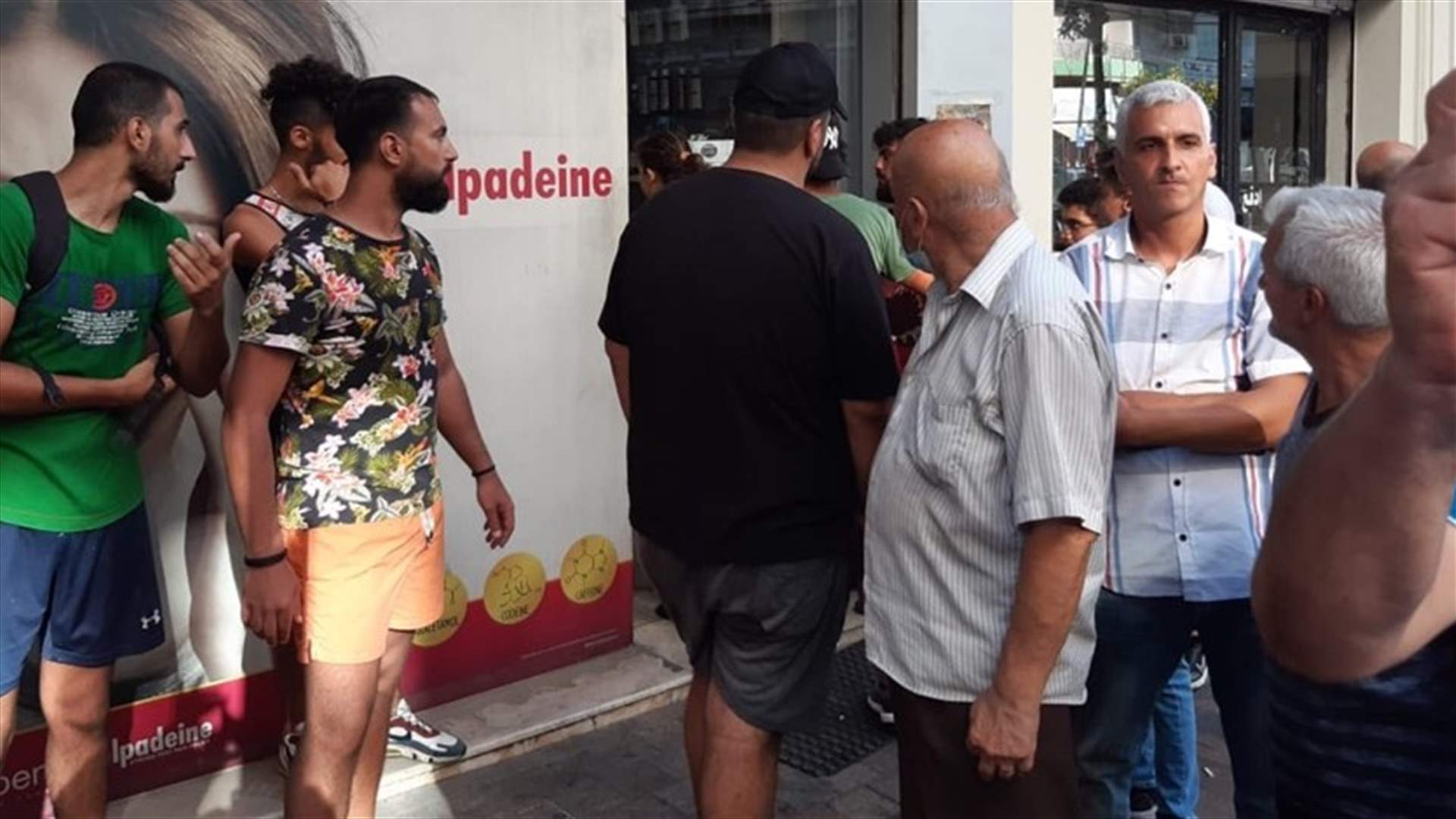 هرج ومرج أمام إحدى الصيدليات في صيدا احتجاجا على فقدان الادوية وارتفاع أسعارها