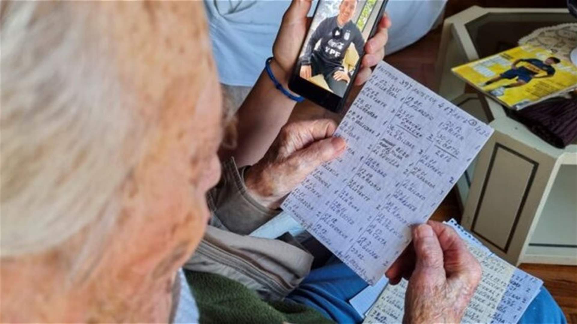بخط يده... معمّر أرجنتيني يوثق كل أهداف ميسي خلال مسيرته (صور)
