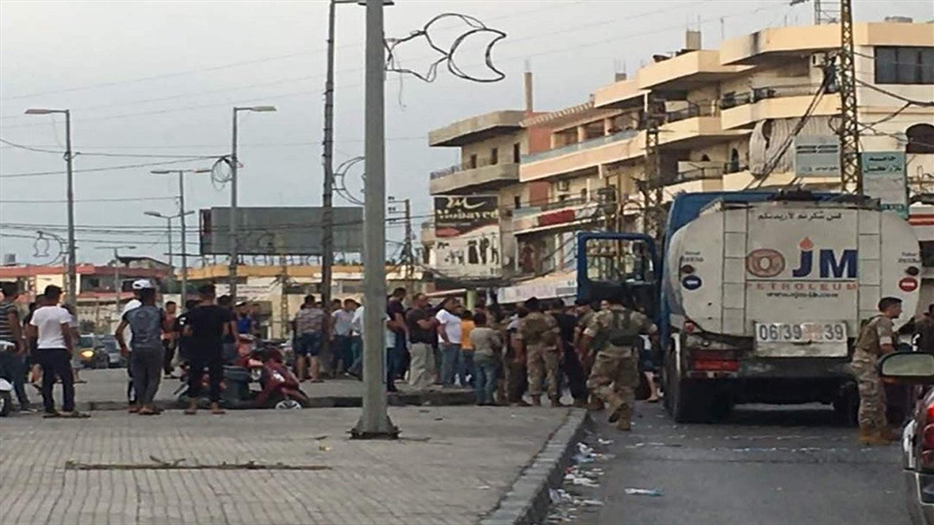 محتجون يوقفون صهريج مازوت في بحنين