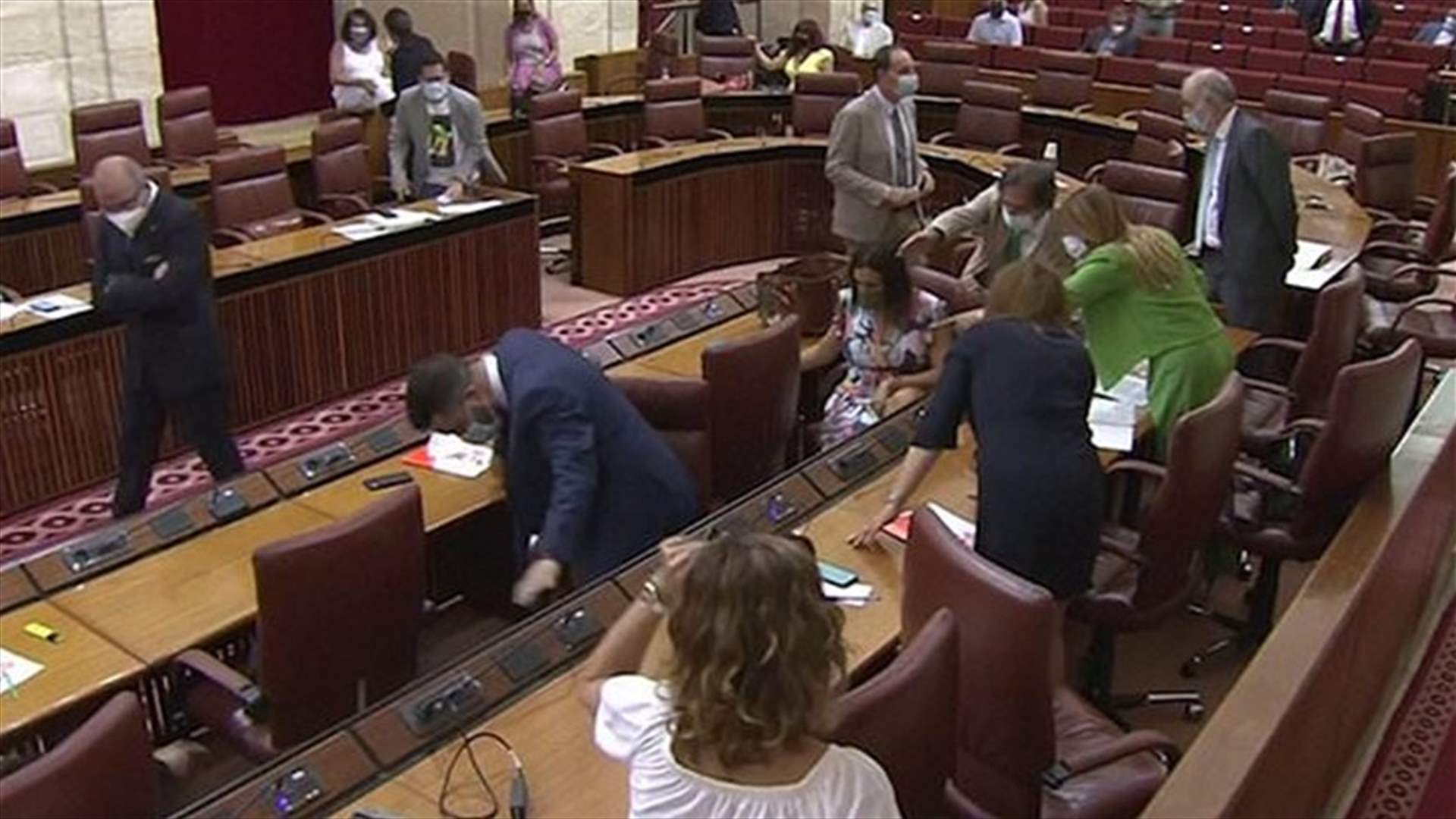 ضيف غير مرحّب به... فأر ضخم يثير هلعاً كبيراً خلال جلسة برلمان في إسبانيا (فيديو)