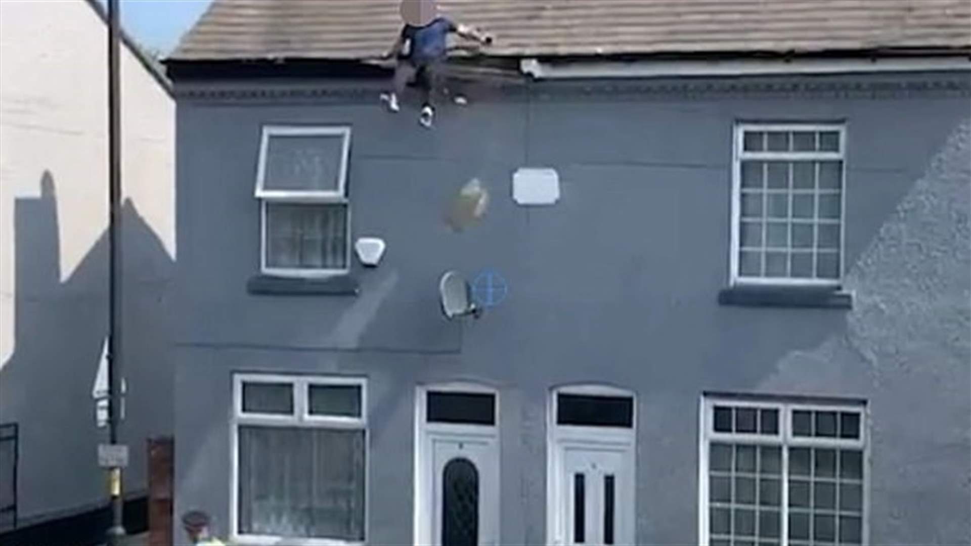 مشهد يخطف الأنفاس... بريطاني يقفز من سطح منزل خلال عملية مطاردة (فيديو)