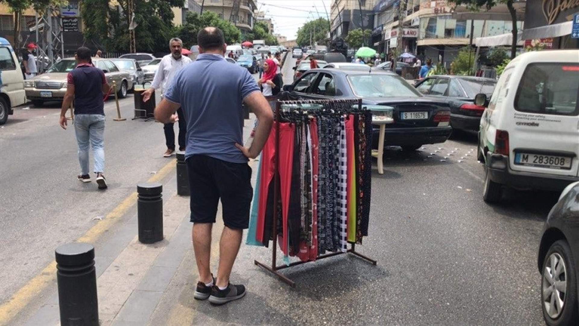 تجار شارع رياض الصلح في صيدا يقطعونه بالبضائع بسبب نفاد المازوت