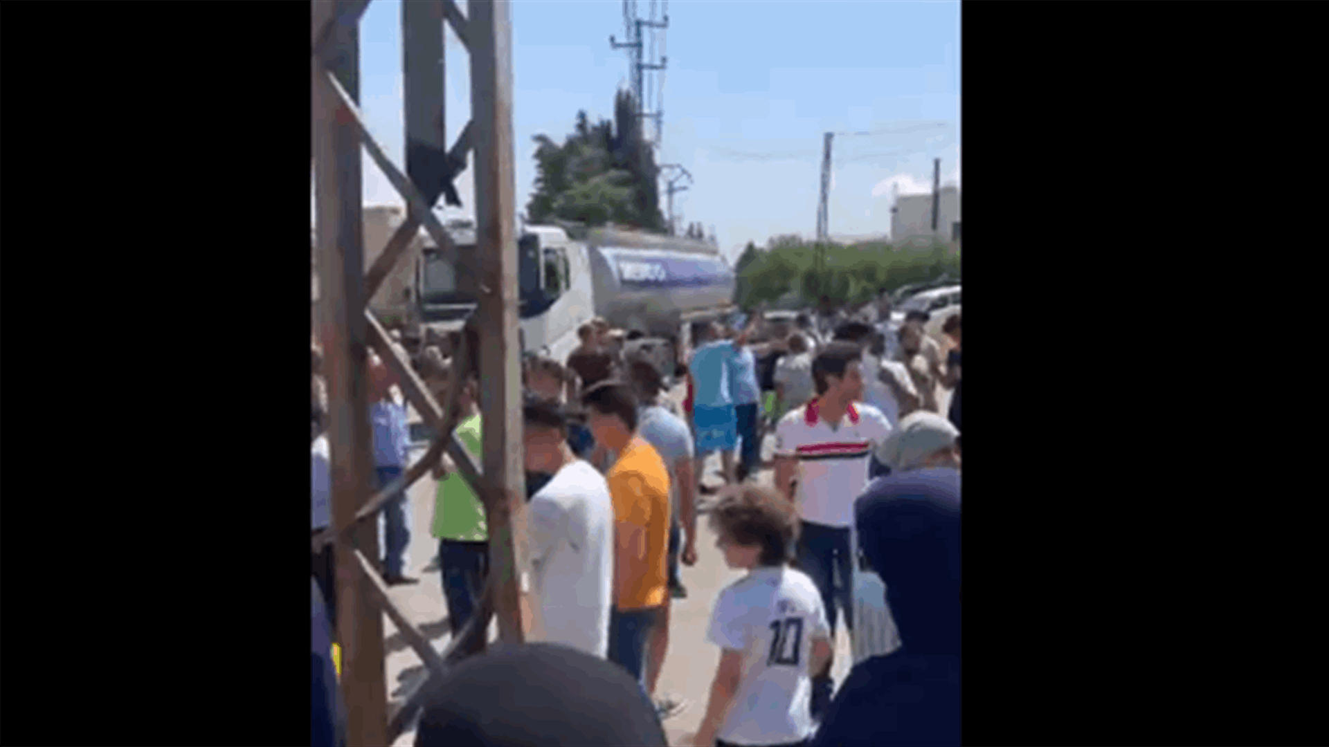 مصادرة صهريج مازوت في بوارج البقاعية من قبل الاهالي... ماذا حصل؟ (فيديو)
