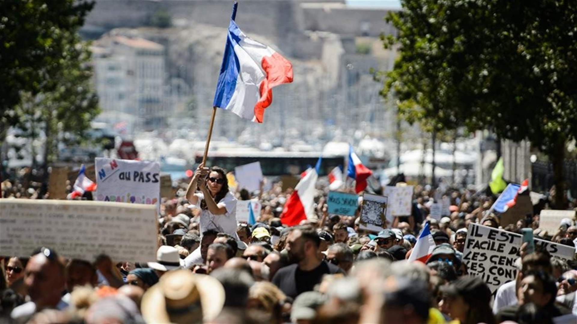 Protesters opposed to COVID measures clash with police in Paris