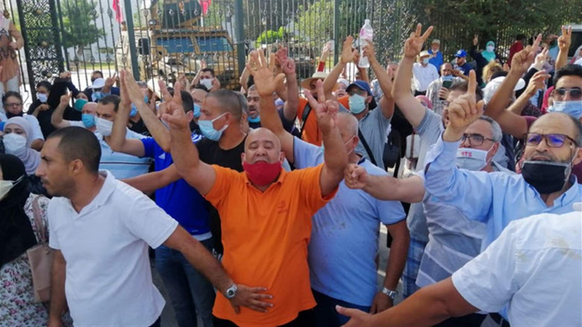 تونسيون يؤيدون ويعارضون قرارات الرئيس يرشقون بعضهم بالحجارة عند البرلمان
