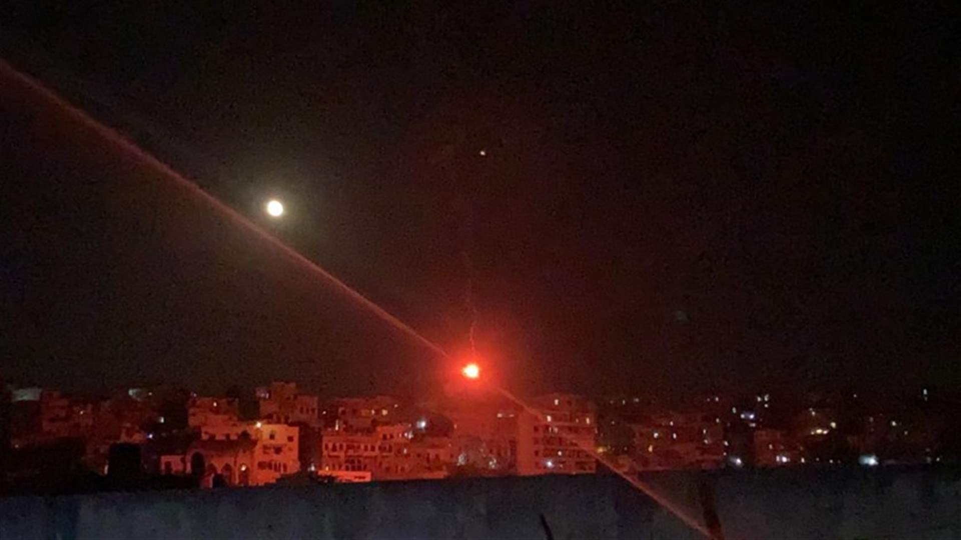 القاء قنبلة مضيئة في سماء طرابلس