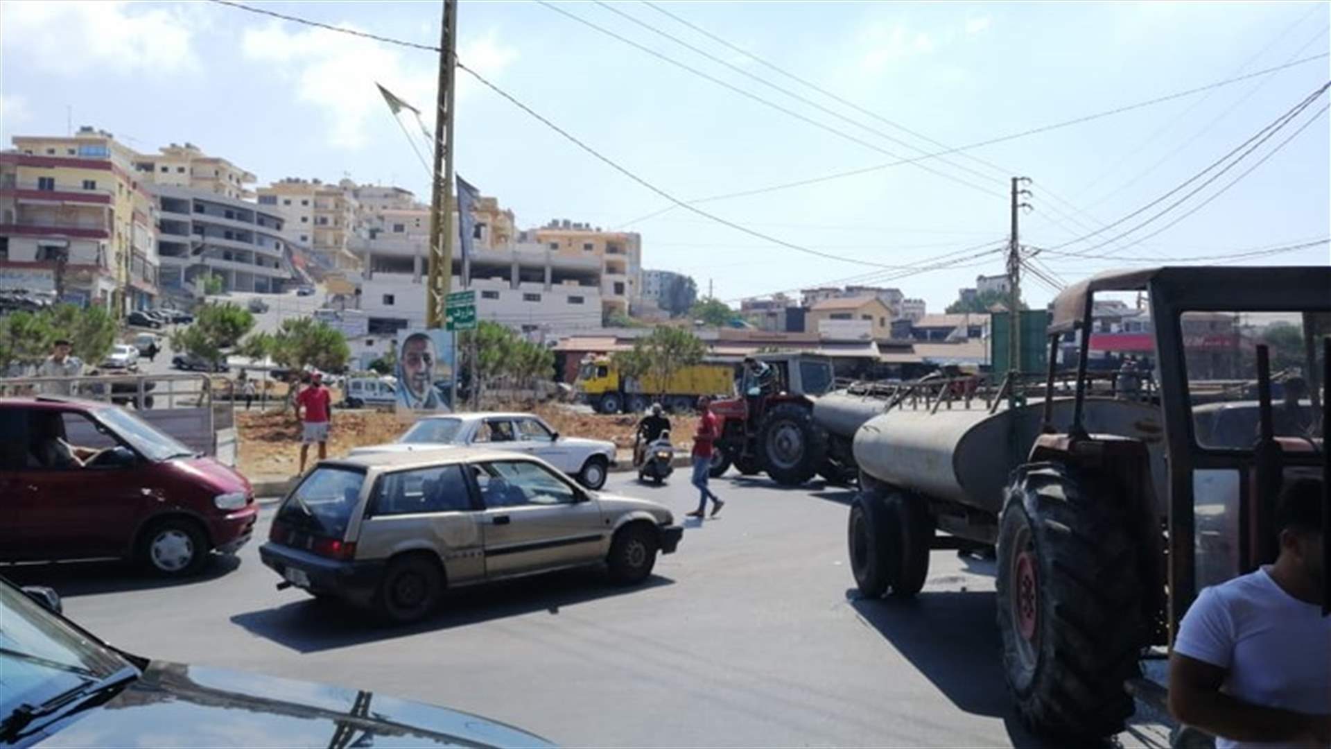 أصحاب صهاريج المياه في حاروف قطعوا الطريق احتجاجاً على نفاد المازوت