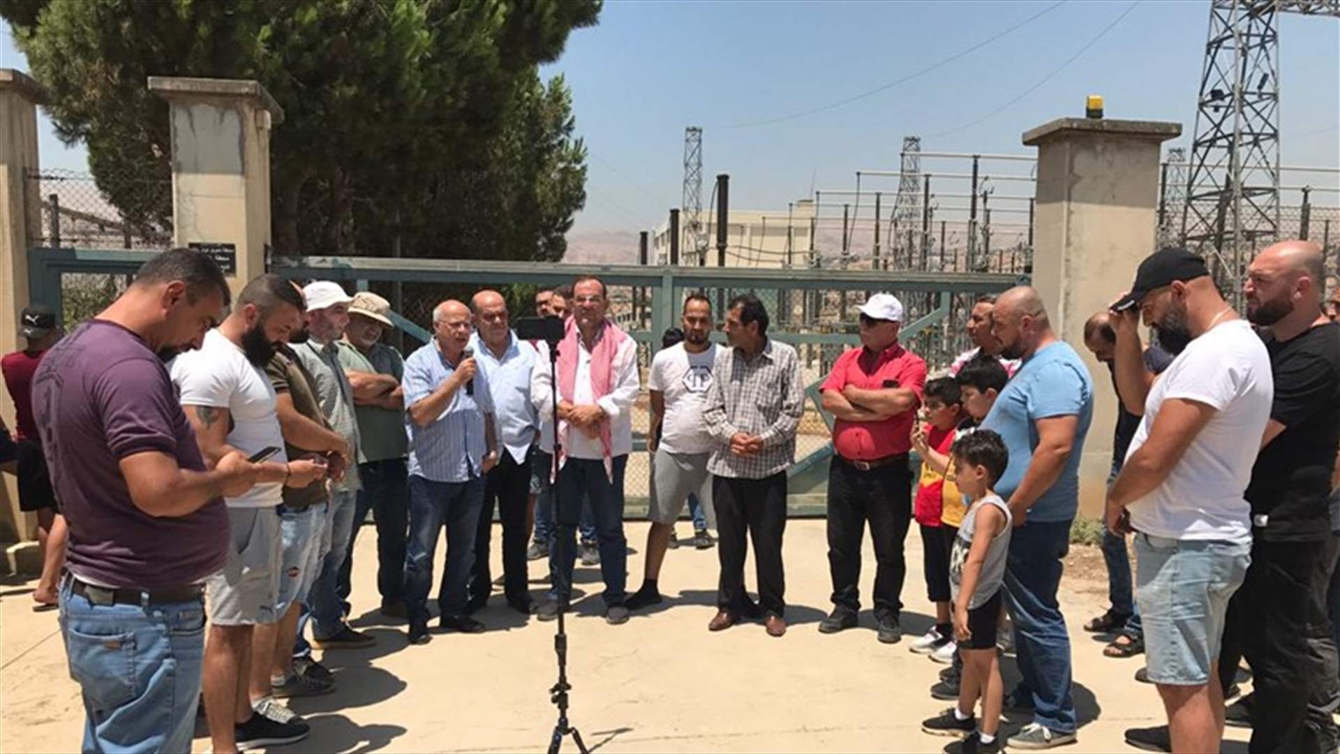 اعتصام تحذيري لاهالي البقاع الاوسط امام محطة كهرباء لبنان في زحلة