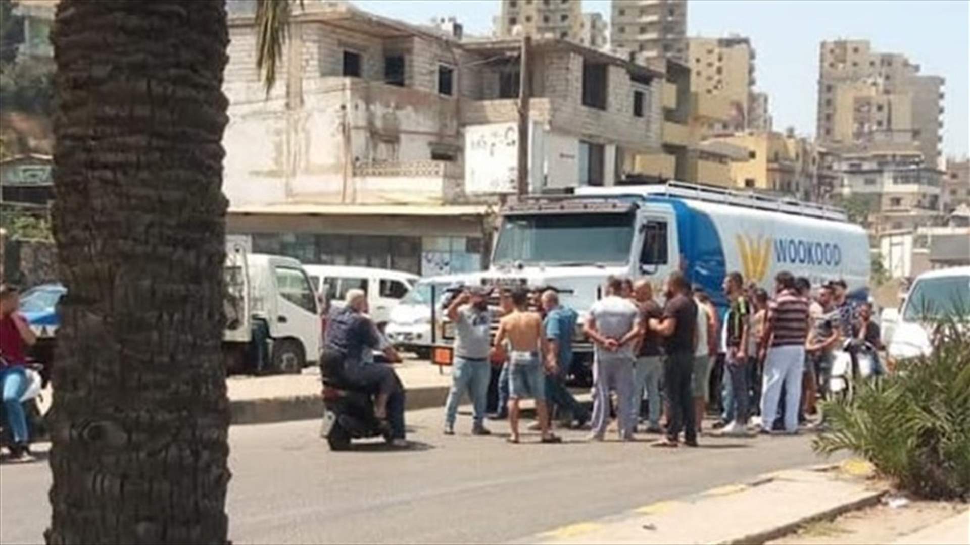 محتجون في البداوي يصادرون ناقلة مازوت