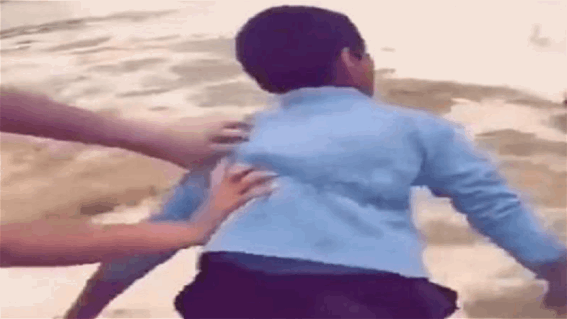 إلقاء طفل في مجرى السيل الجارف عمداً في السعودية! (فيديو)