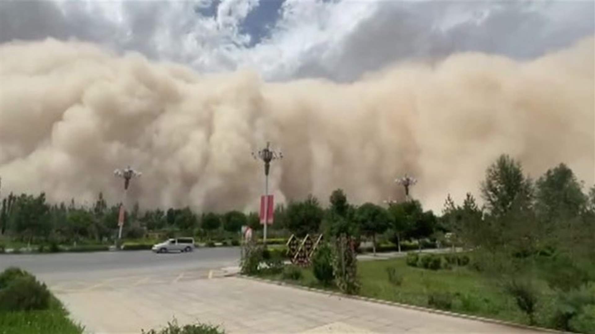جدار رملي ضخم يُغطي إحدى مدن الصين... وحالة من هلع في البلاد