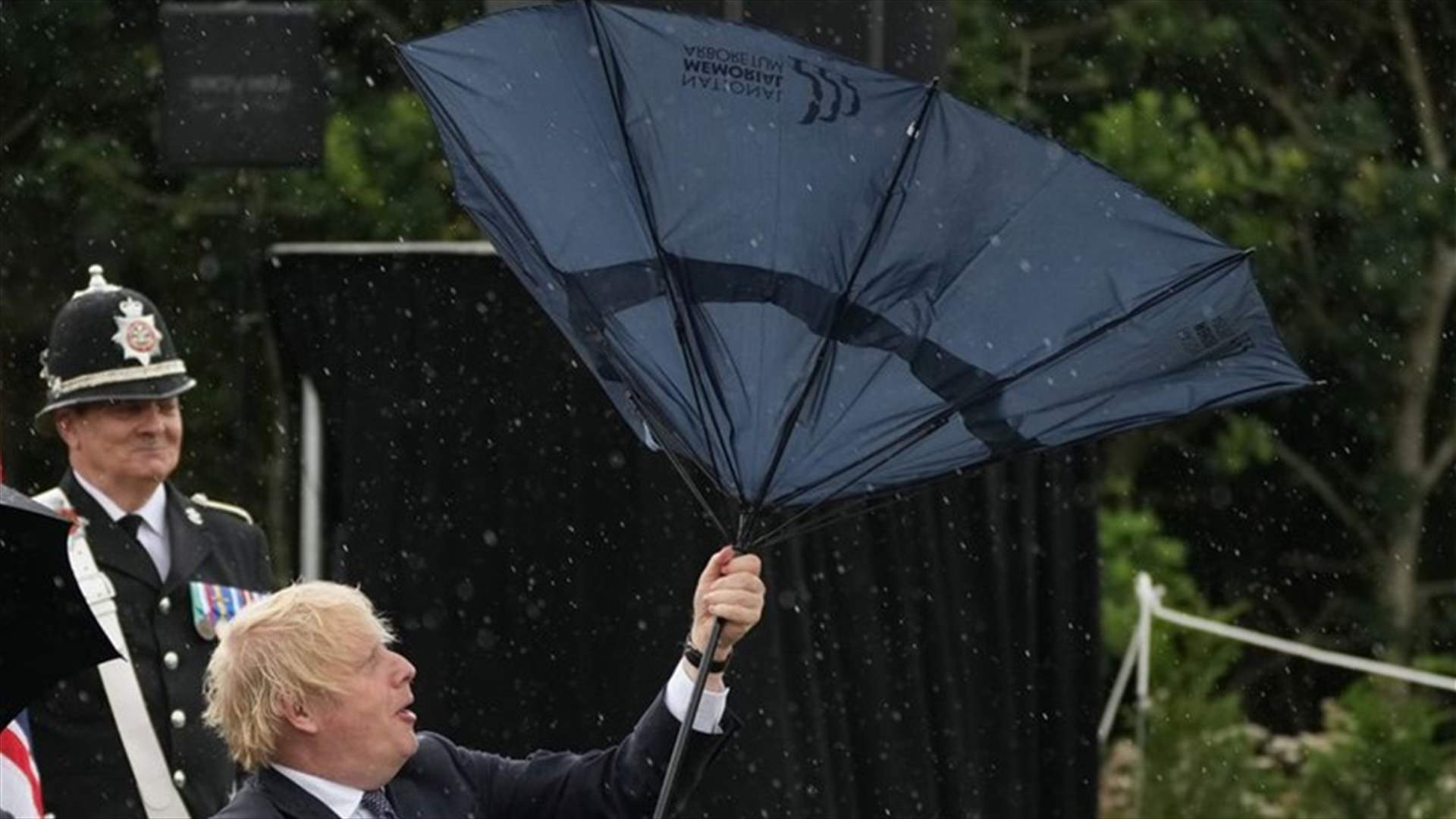 مظلة بوريس جونسون تعرّضه لموقف حرج! (فيديو وصور)