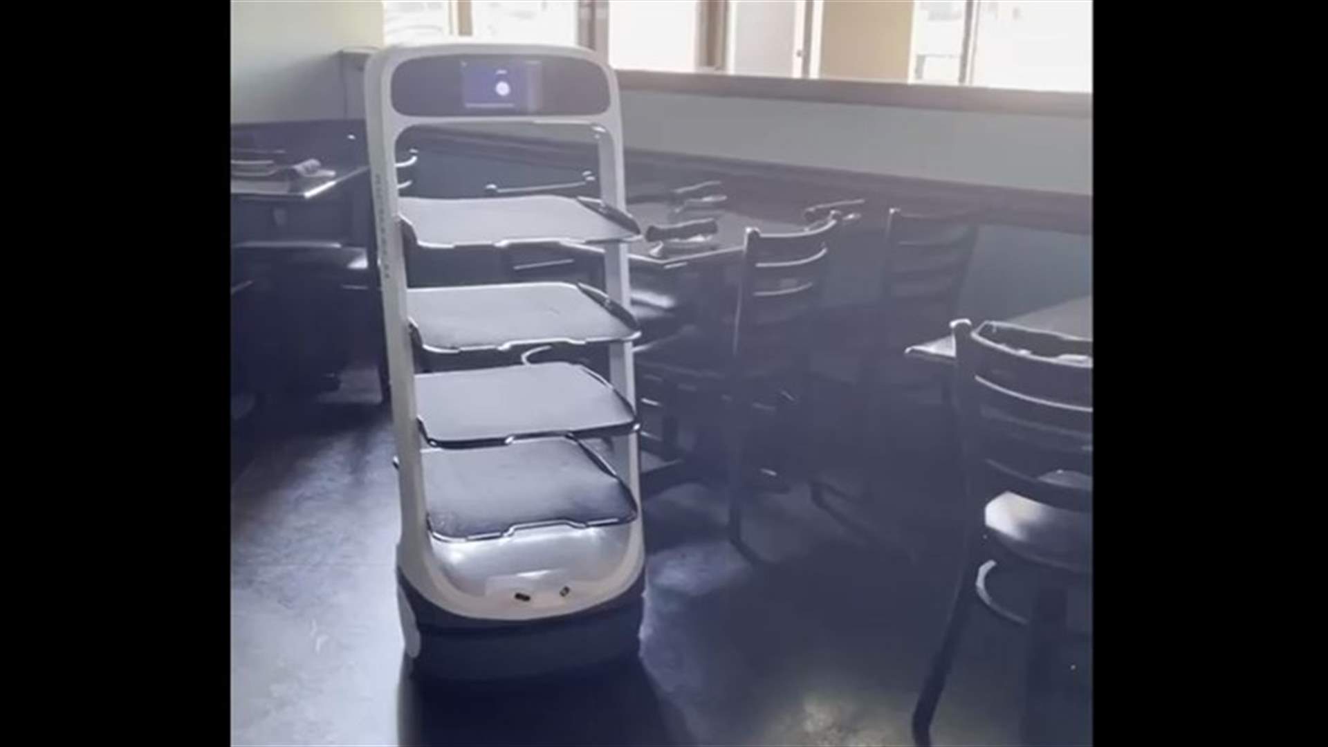 في كاليفورنيا... مطعم يستخدم روبوتاً لتوصيل الطعام (فيديو)