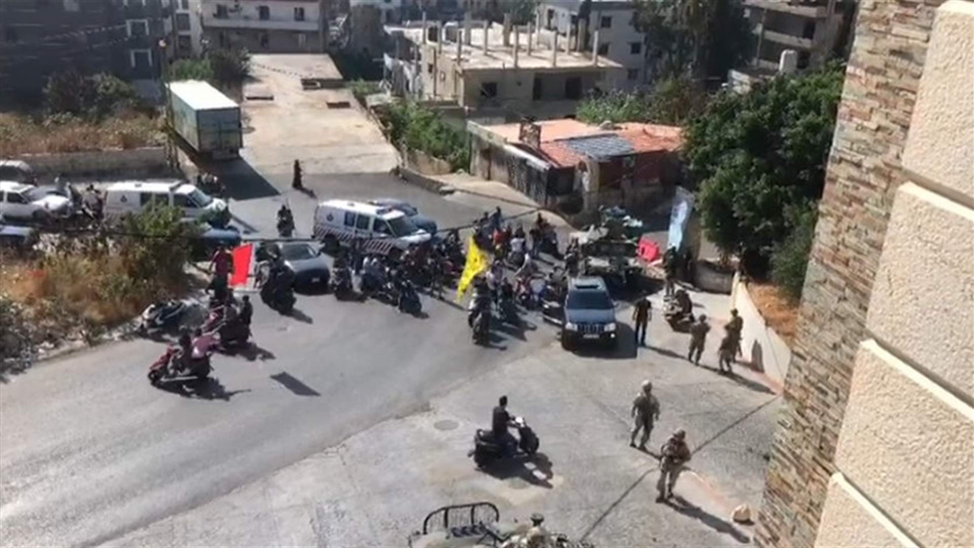 فيديو لمحاولة نزع صورة حسن غصن عند مدخل حي العرب
