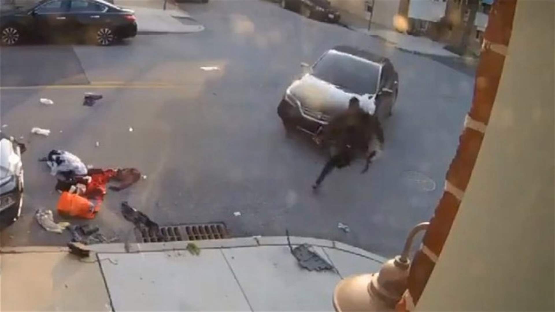 فيديو يوثق مطاردة غريبة... امرأة تحاول دهس رجل بسيارتها ثلاث مرات!
