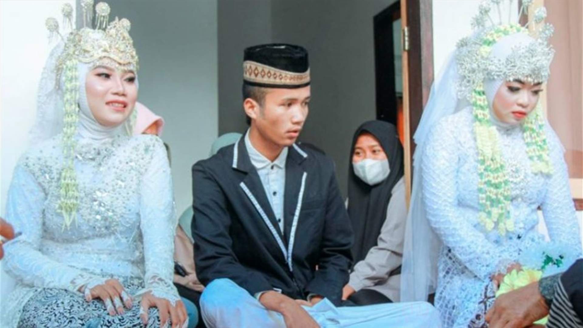 إندونيسية توافق على زواج خطيبها من صديقته السابقة... بعد اقتحامها حفل زفافهما!