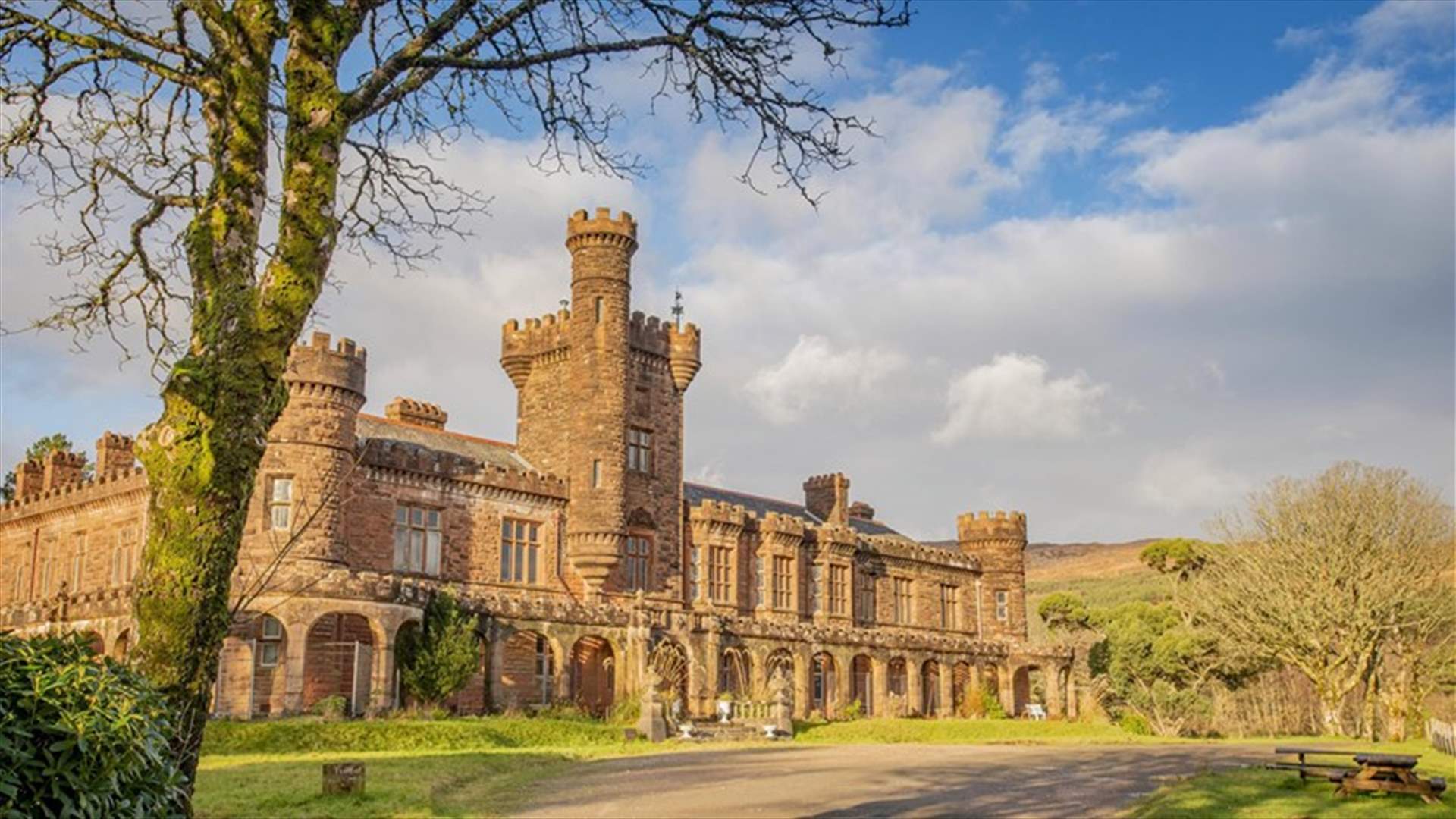 في اسكتلندا... قلعة أثرية تعود إلى العصر الفيكتوري للبيع مقابل دولار!