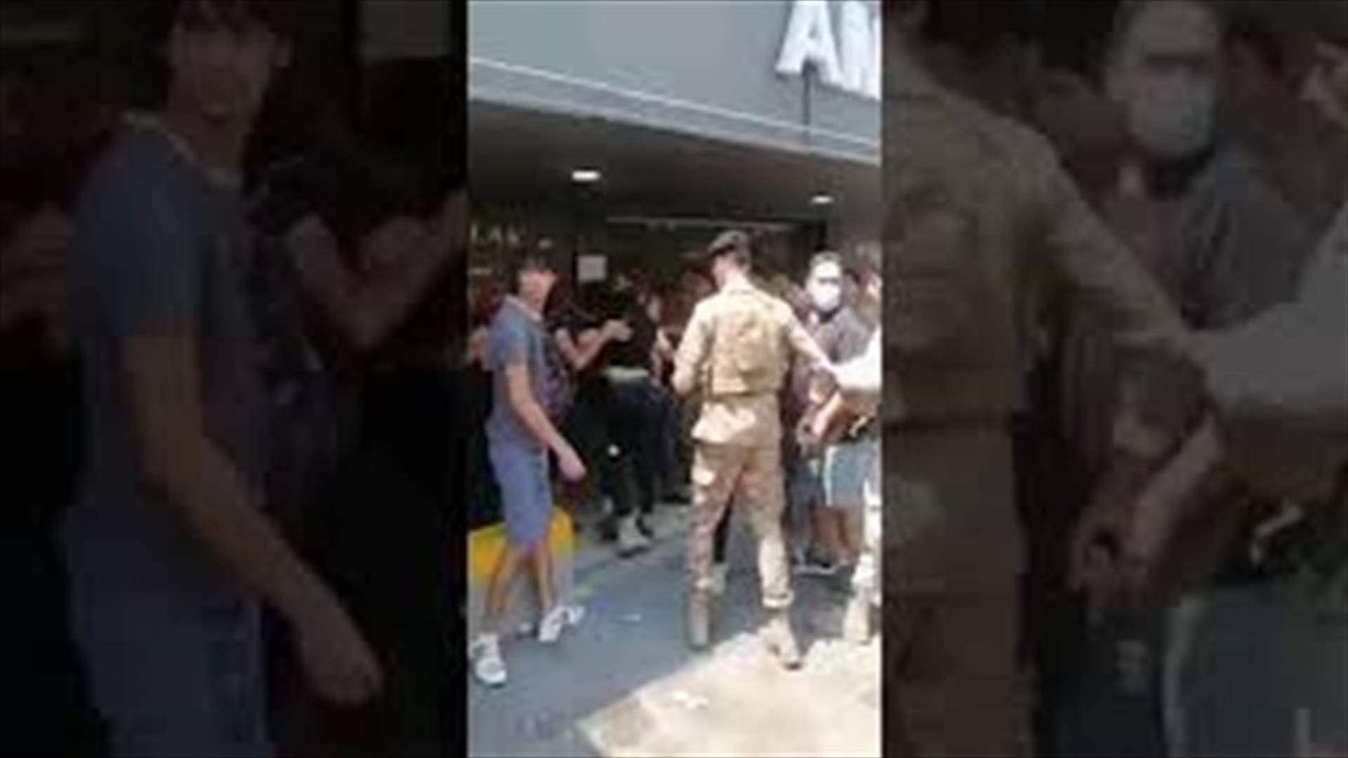 تدافع وتلاسن بين عناصر من الجيش ومتظاهرين في زوق مصبح... ما السبب؟ (فيديو)