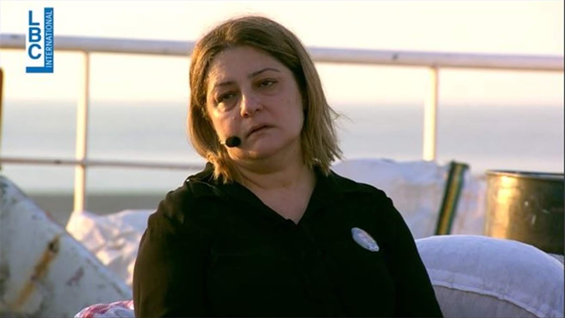 والدة الضحية جو بو صعب للمرة الأولى في مسرح الجريمة بعد انفجار 4 آب... &quot;جيت بركي بلاقي شي منو لابني&quot;