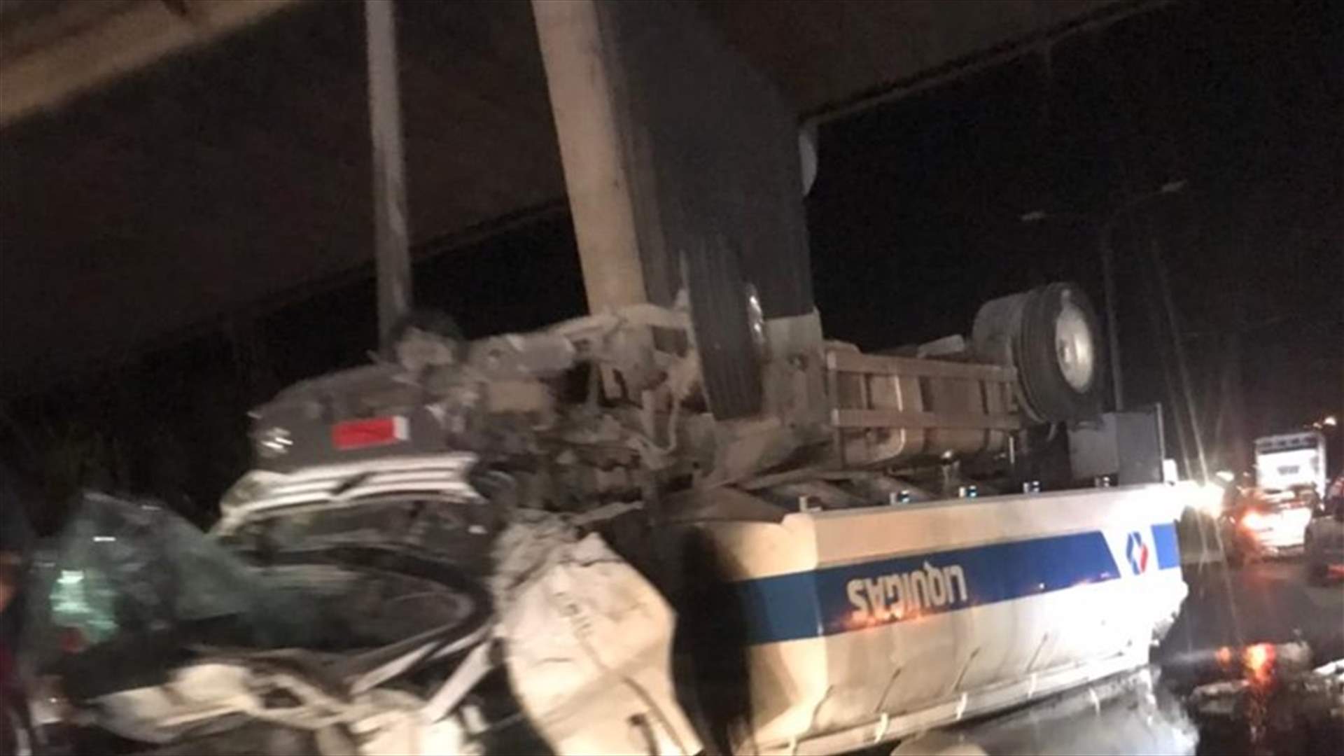 إنقلاب صهريج محمل بالمازوت على أوتوستراد البوار باتّجاه الشمال وعلى المواطنين توخي الحذر اثناء القيادة بسبب تسرب المادة على الطريق