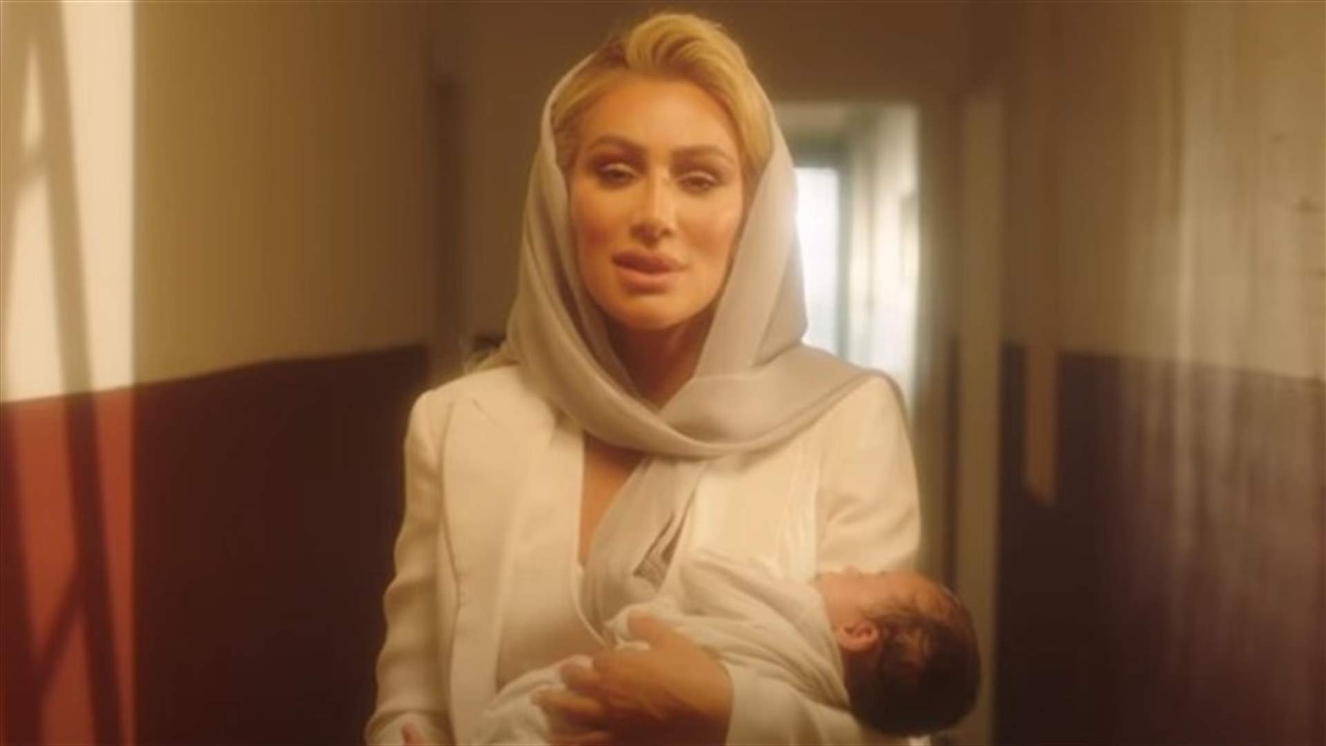 مايا دياب تحمل طفلاً بين يديها... وتغنّي: "وطني اللي جايي" (فيديو)