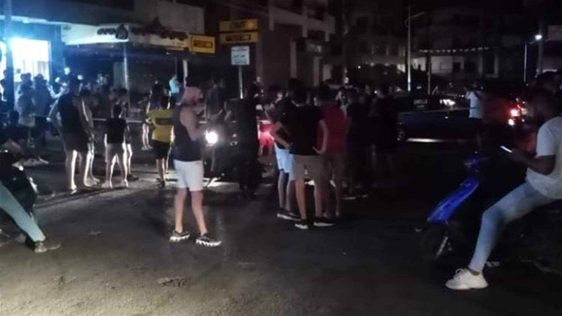قطع طريق جبل محسن في طرابلس احتجاجا على إطفاء المولدات والأوضاع المعيشية