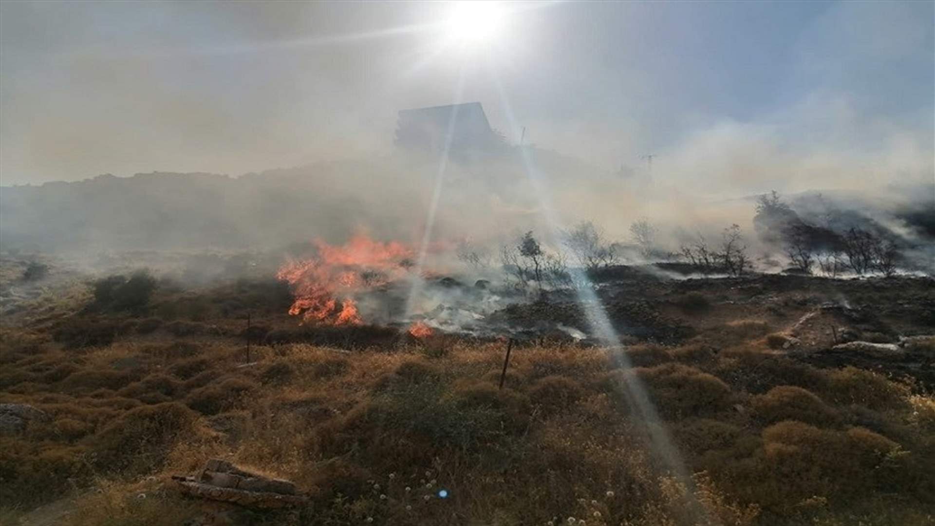 حريق في عاصون... والاهالي يناشدون الدفاع المدني التدخل