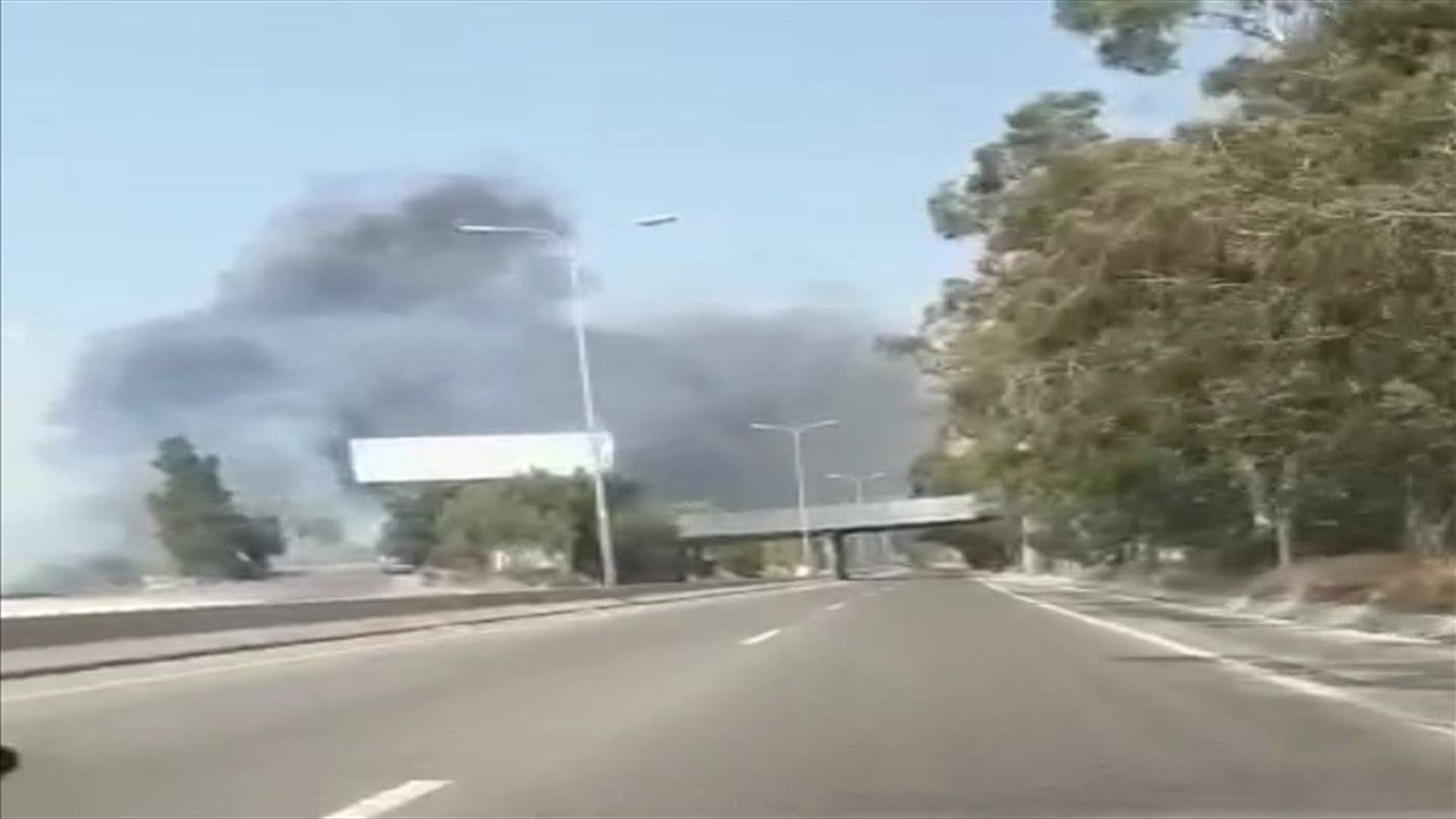 حريق كبير بين أنابيب الاترنيت على اوتوستراد شكا - الهري... وتحذير من تنشق غبار الأميانت